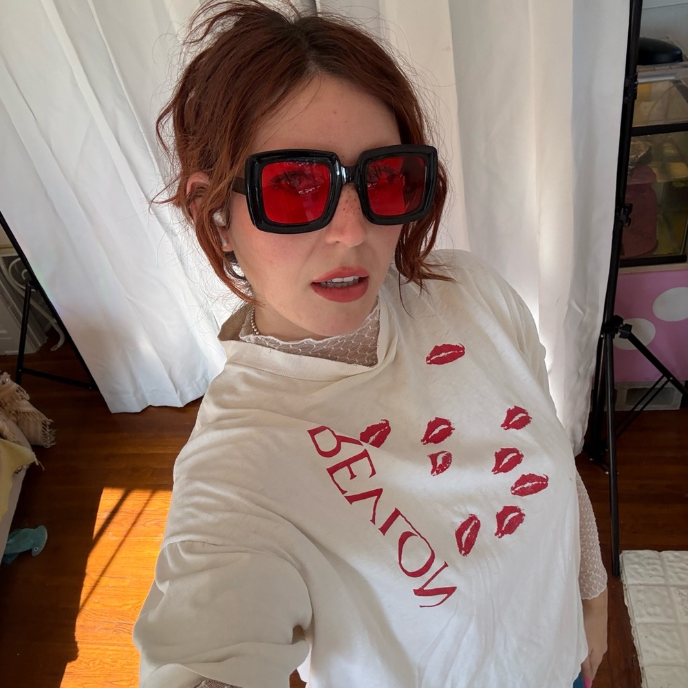 ⋆｡˚✩ Red Lens Square Sunglasses ✩˚｡⋆ - Picture 3 of 4